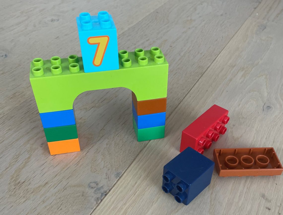 Lego-Problemlösung durch Hinzufügen von